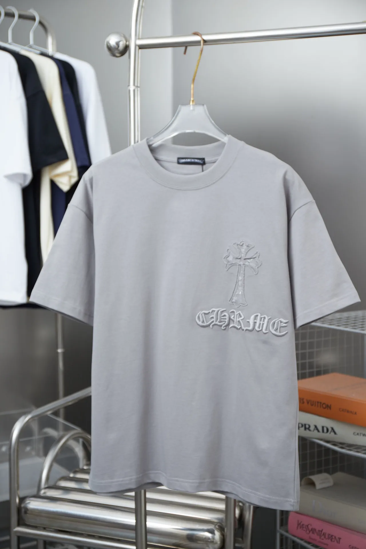🅿️190 Ch*ome Hearte 25SS early spring new style, appliqué embroidered Crow heart cross short sleeves, light luxury, essential item for daily commuting for men and women, correct version, welcome to compare, detailed features · 320g 100% pure cotton double yarn jersey fabric · Custom dyed in the same vat, special thickened 32 count double strand 1X1 thread · Symmetrical front and rear imported Tajima machine embroidery tatami embroidery ➕ original cloth patch embroidery · Back neck webbing Croxin hardware accessories · Double needle stitching cross-stitching process · Original main mark washed tag brand moisture-proof paper packaging Color: black/white/grey Size: S/M/L/XL